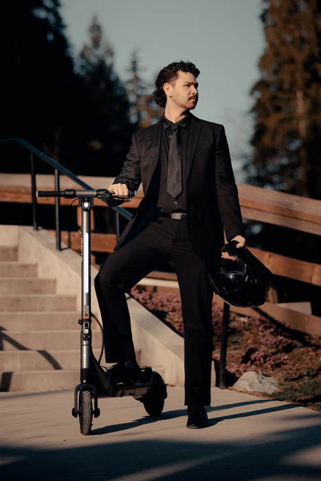 Apollo Go 2025: Dual-Motor Electric Scooter for Urban Commuting